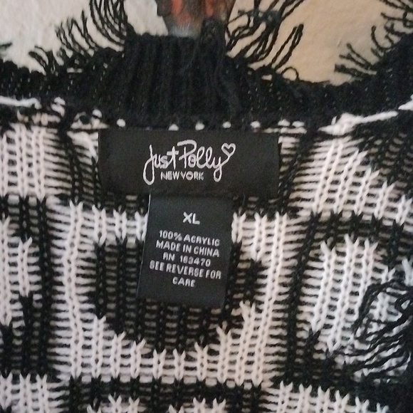 Just Polly Fring V-neck Falls off the shoulder Blk/Why Heart's sweater. Size XL - Picture 3 of 4